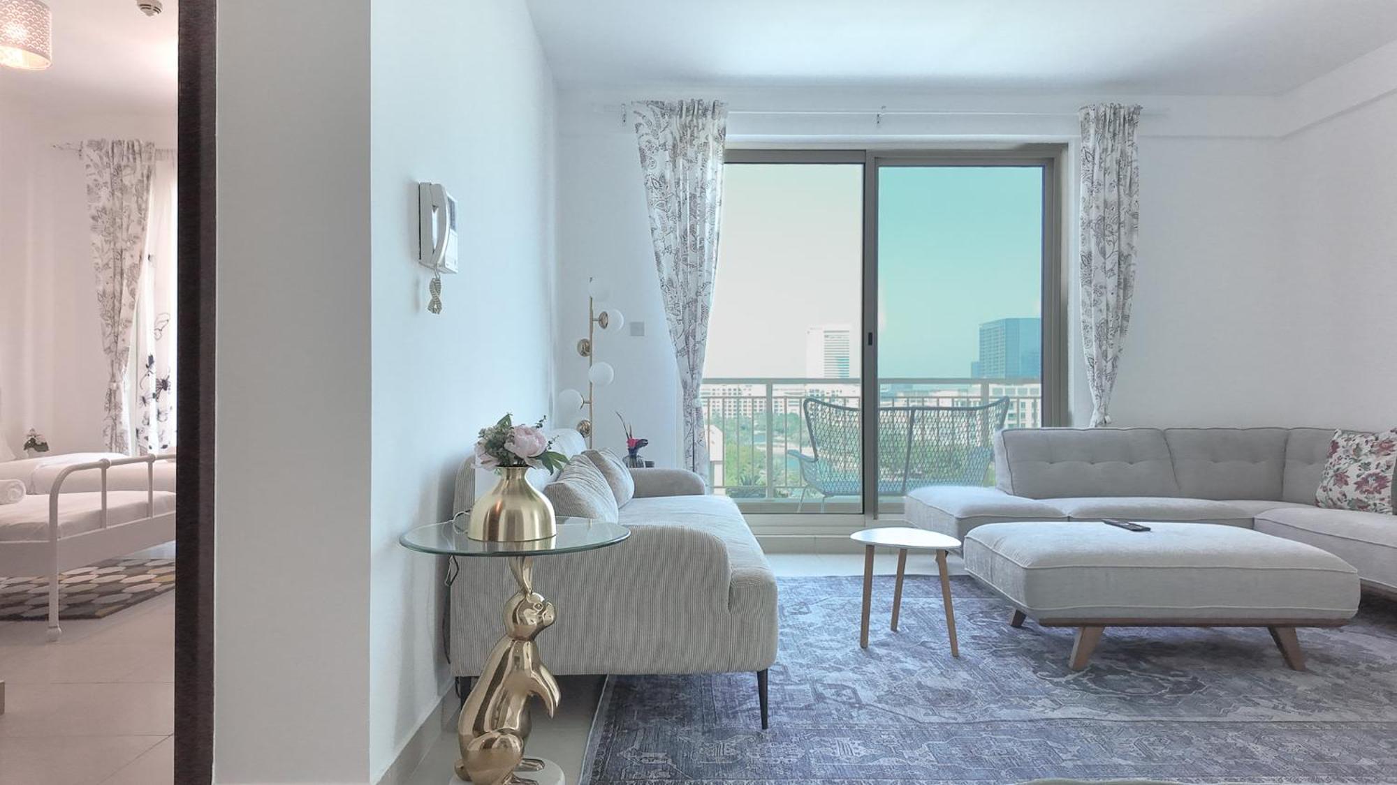 Apartment Elegantly Furnished 2bhk With Stunning Canal View *